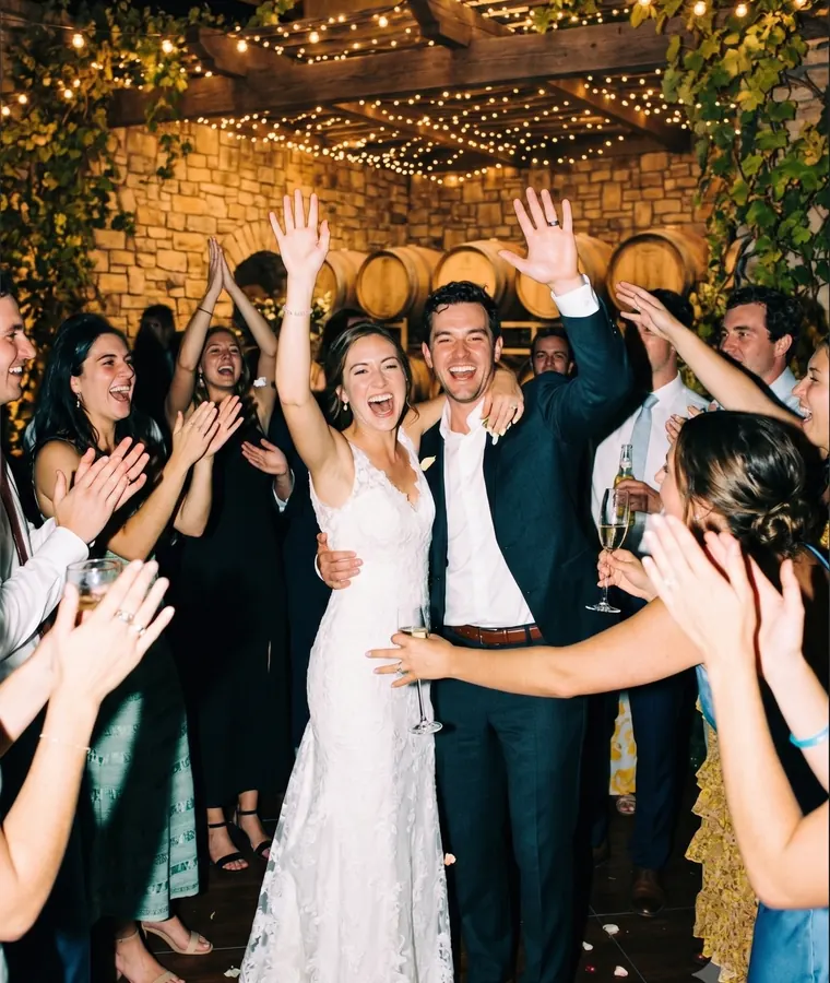 Casal celebrando o casamento com convidados